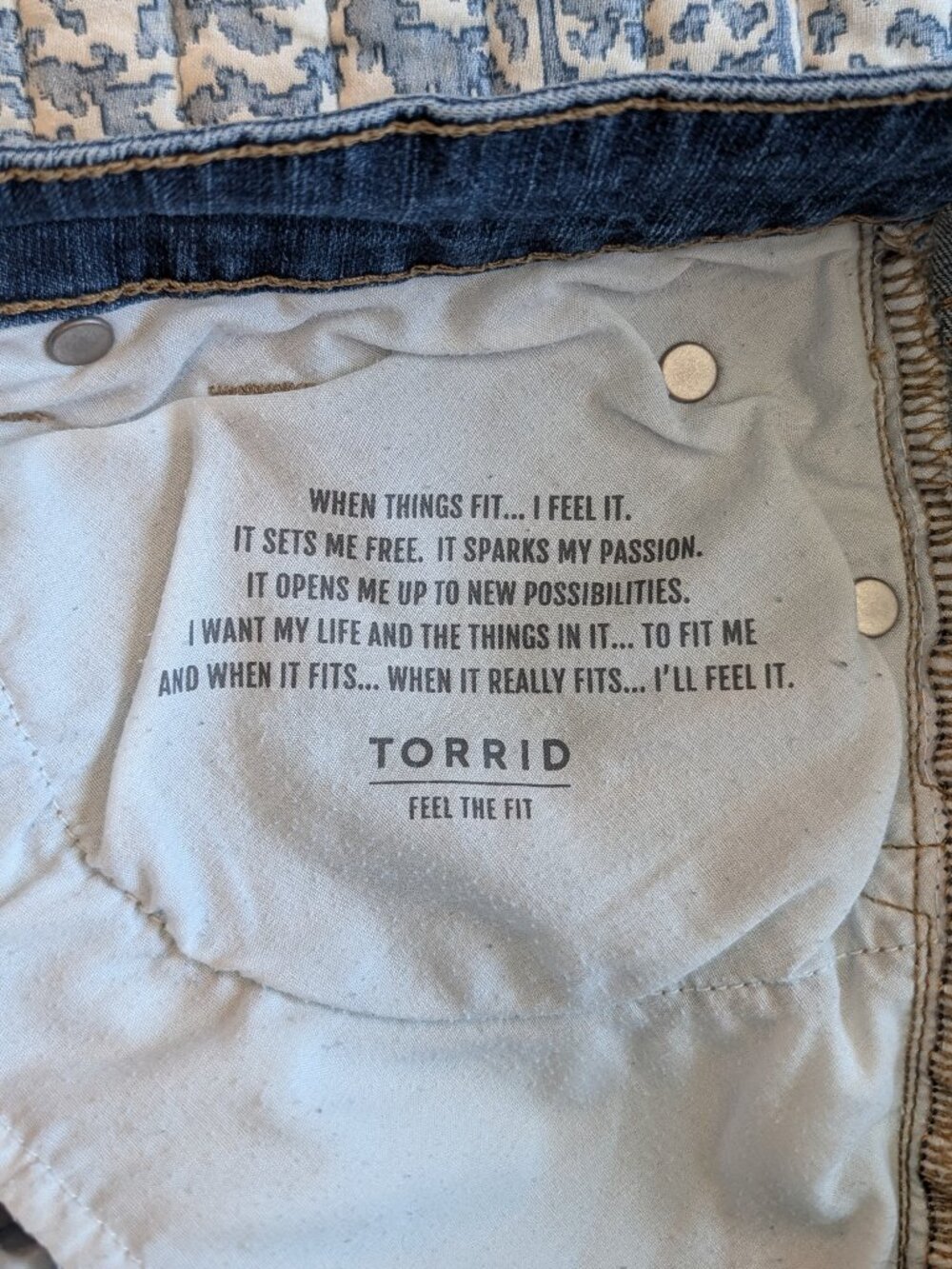 Torrid Women's Medium Wash Frayed Rew Hem Denim Jean Shorts Size 10 - Picture 8 of 8